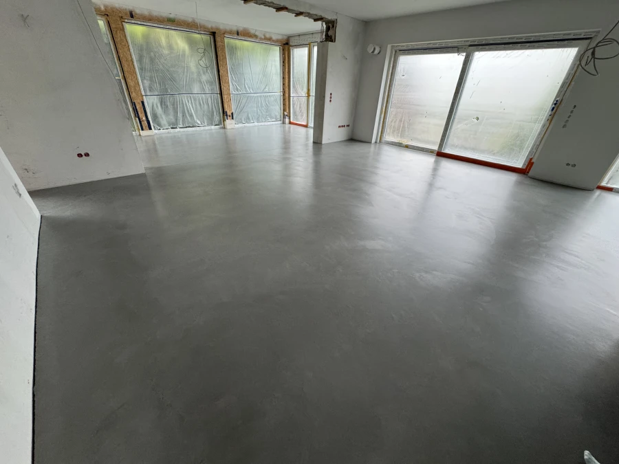 Dunkelgrauer Sichtestrich in einer Wohnung