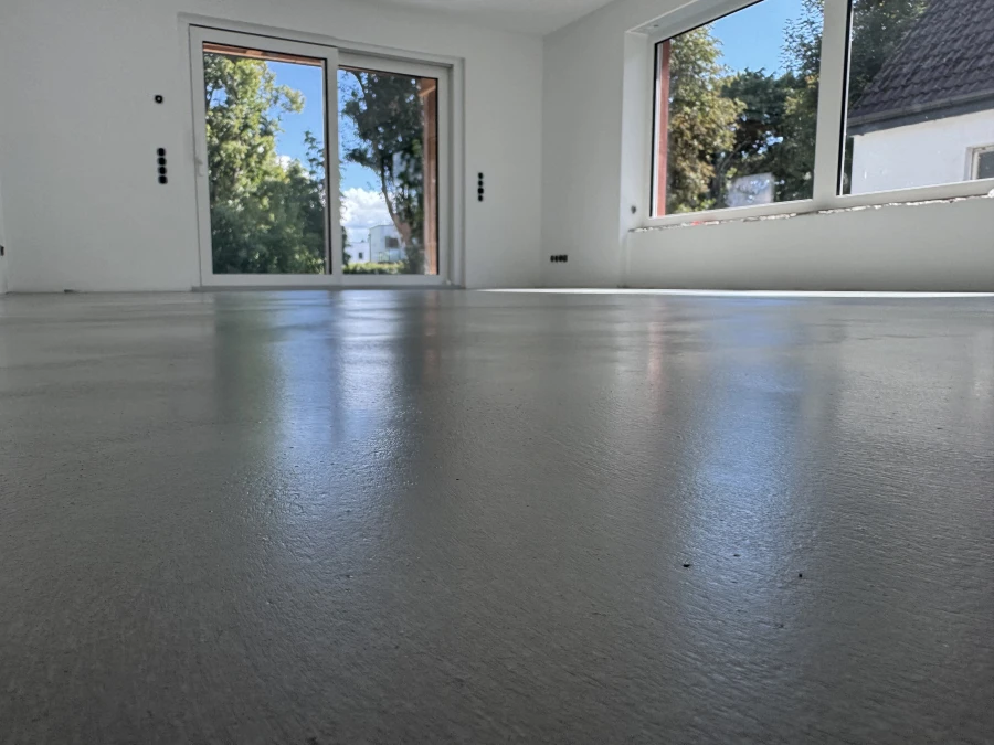 Dunkelgrauer Sichtestrich mit PU-Versiegelung