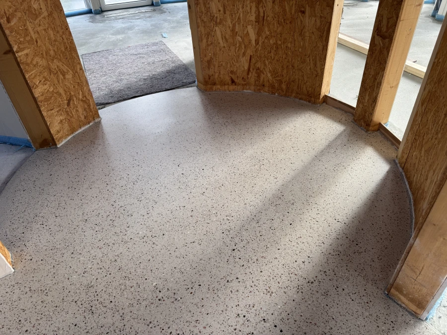 Weißzement-Sichtestrich im Eingangsbereich eines Einfamilienhauses